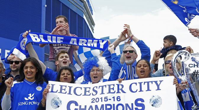 Fans Leicester City menggeler selebrasi usai timnya merengkuh status juara Premier League 2015-2016, di King Power Stadium (3/5/2016). Timnas Inggris diprediksi menggunakan momentum Leicester City untuk mengatrol performa pada Euro 2016.  (Reuters/Craigh 
