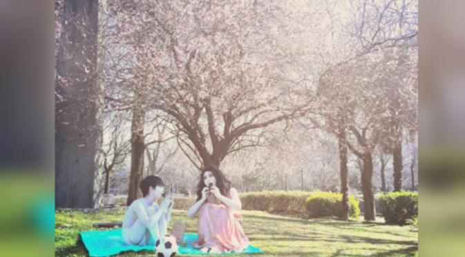 Kayako dan Toshio sedang berpiknik di bawah pohon Sakura (Instagram/kayakowithtoshio)