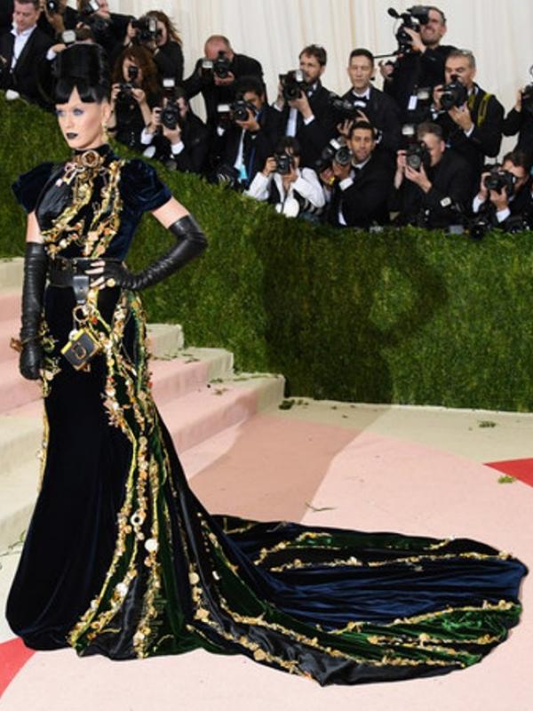 Bertaburnya selebriti hollywood sebagai ajang menampilkan style terbaiknya di atas red carpet Met Gala 2016. (via: Buzzfeed.com)