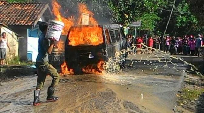 Angkot terbakar di Jonggol (Achmad Sudarno/Liputan6.com)