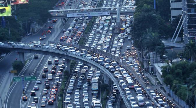 Kondisi Tol Dalam Kota arah Tol Cikampek menjelang libur panjang yang jatuh pada tanggal 5 dan 6 Mei, Jakarta, Rabu (4/5). Ribuan kendaraan terjebak macet di Kawasan Gatot Subroto. Foto diambil sekitar pukul 5 sore. (Liputan6.com/Gempur M Surya) 
