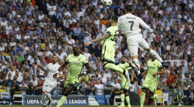 Cristiano Ronaldo tengah melancarkan serangan udara ke gawang Manchester City (Reuters)