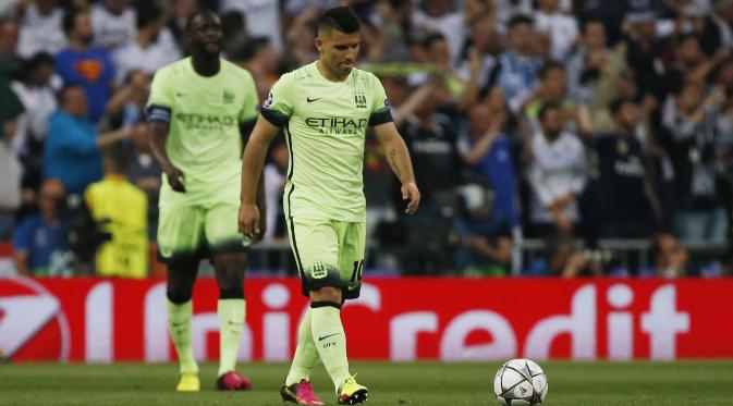 Sergio Aguero berjalan lesu saat Manchester City tertinggal dari Real Madrid (Reuters)