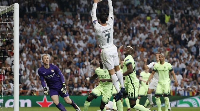 Pemain Real Madrid, Cristiano Ronaldo terperangkap off side di depan gawang Manchester City (Reuters)