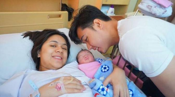 Nycta Gina dan Rizky Kinos sambut anak pertama [foto: instagram/pmmanagement]