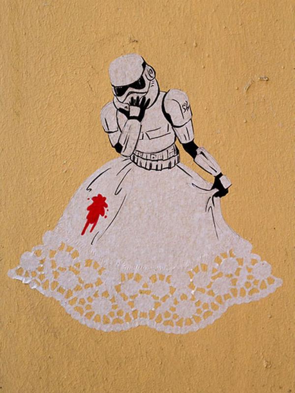 Stormtrooper kaget melihat bercak darah menstruasi di gaunnya! . (Via: boredpanda.com)