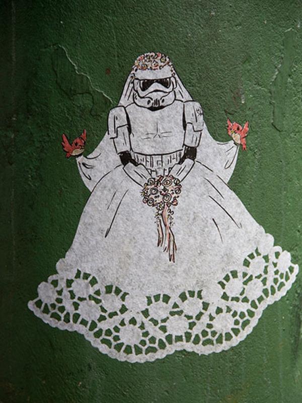 Stormtrooper jadi pengantin. (Via: boredpanda.com)