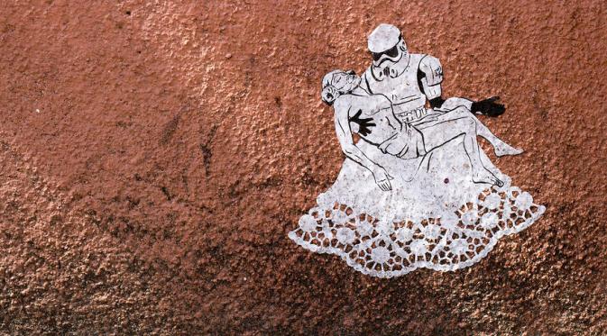 Stormtrooper menggendong seorang cewek. Siapakah dia? (Via: boredpanda.com)
