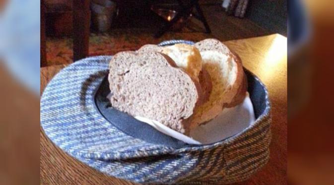 Topi dijadikan wadah untuk menyajikan roti (WeWantPlates)