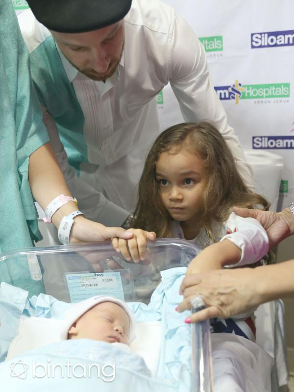 Melanie Ricardo dan Tyson Lynch memperlihatkan bayi mereka kepada wartawan. (Andy Masela/bintang.com)