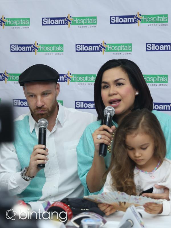 Sehari setelah melahiran anak Melaney Ricardo didampingi suami memberikan keterangan pers. (Andy Masela/bintang.com)