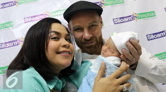 Melaney Ricardo dan Tyson Lynch menggelar jumpa pres terkait lahiran anak ke 2 di RS Siloam Kebon Jeruk, Jakarta Barat, Kamis (05/05/2016). [Foto: Herman Zakharia/Liputan6.com]