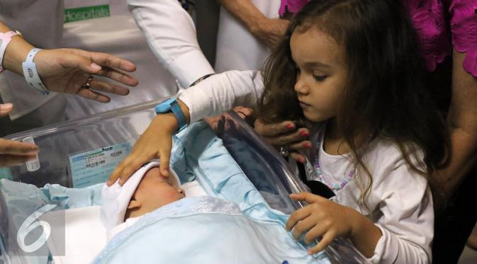 Putri pertama Melaney Ricardo, Chloe Valentine Lynch menunjukan rasa sayangnya kepada sang adik, Courage Jordan Lynch. [Foto: Herman Zakharia/Liputan6.com]