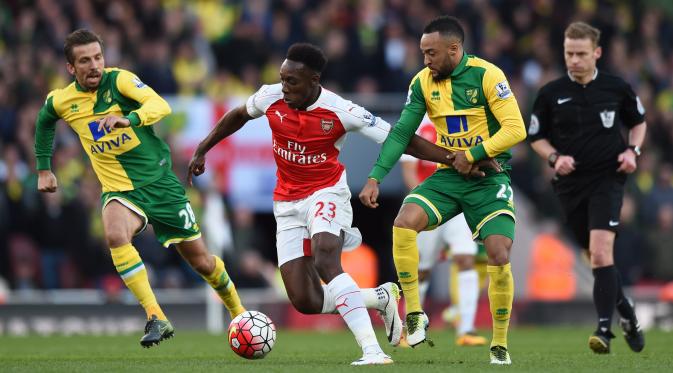 Penyerang Arsenal, Danny Welbeck (tengah) mendapat tekanan dari pemain Norwich City, Nathan Redmond, pada laga di Emirates Stadium (30/4/2016). Arsenal akan bersua Manchester City, pada laga lanjutan Premier League 2015-2016, Minggu (8/5/2016).  (Reuters/