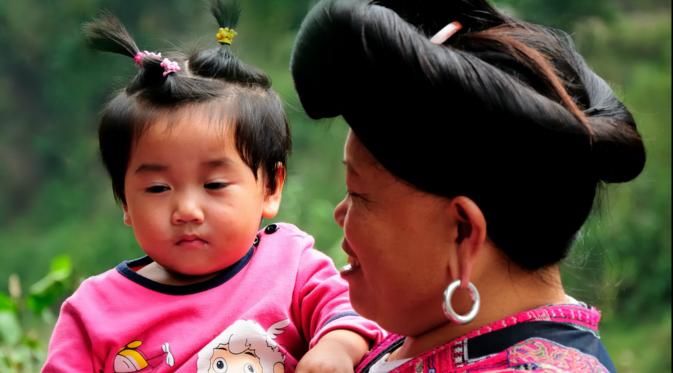 Para wanita di desa Huangluo, Guangxi, Tiongkok mempunyai rambut terpanjang di dunia yang hingga kini menjadi tradisi (sumber: Karen Thorburn Photography))