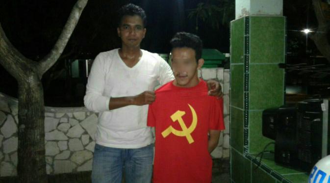 Pemuda yang mengenakan kaos merah bergambar palu arit diperiksa di Unit Intel Kodim 1426/Takalar, Sulawesi Selatan. (Liputan6.com/Eka Hakim)