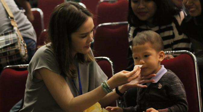 Aktris Cathy Sharon saat mengajak sang putra menonton drama musikal Madagascar Live! di ICE BSD, Serpong, Tangerang (05/05/2016).