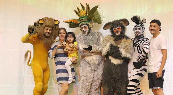 KMK_1433 Presenter Ananda Omesh dan keluarga berfoto bersama pemain seusai drama musikal Madagascar Live! di ICE BSD, Serpong, Tangerang (05/05/2016).