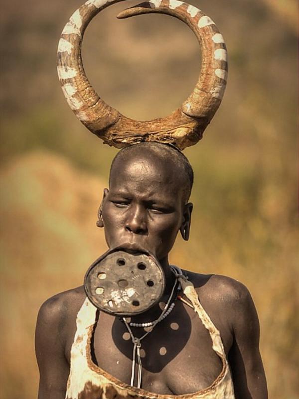 Suku Mursi di Taman Nasional Mago, Ethiopia. (Cezary Filew/Solent News)