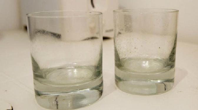 Gelas-gelas di kamar hotel termasuk benda yang paling banyak dikerumuni bakteri. (Sumber oyster.com via news.com.au)