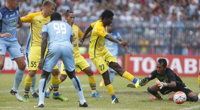 Emile Mbamba (22), jadi tumpuan lini depan Persegres Gresik United saat menjamu Perseru. (Bola.com/Fahrizal Arnas)