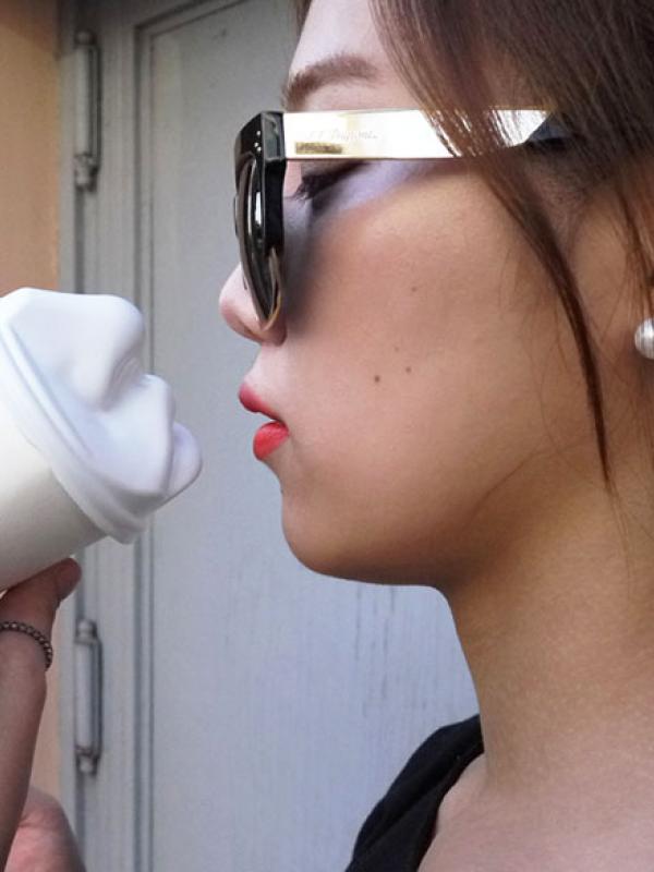 Gelas unik ini diciptakan oleh desainer asal Korea yang mencintai kopi dan ciuman. (Via: boredpanda.com)