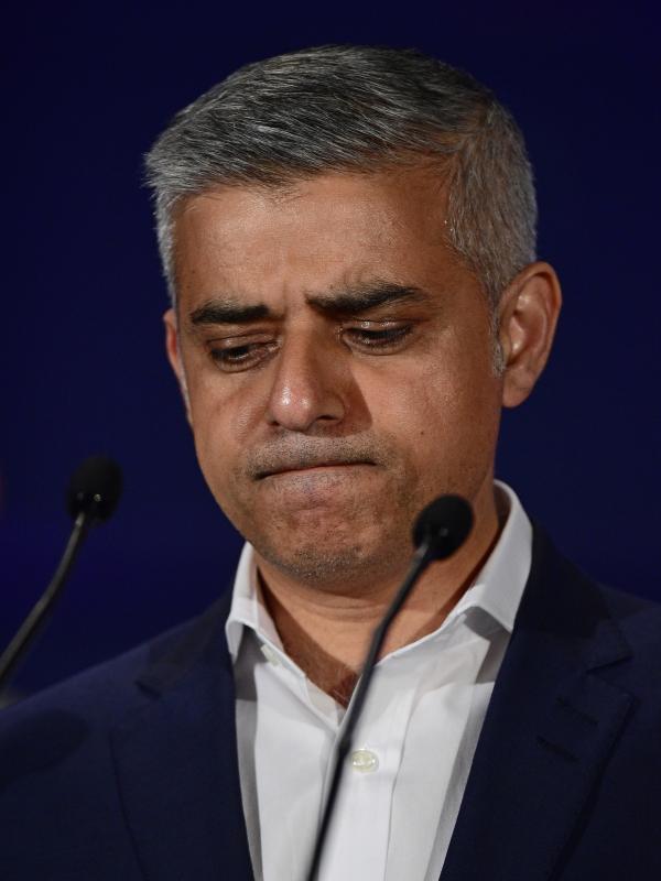 Walikota London terpilih Sadiq Khan saat memberikan pidato usai kemenangan pemilu oleh dirinya di Balai Kota London, Inggris, (7/5). Sadiq Khan adalah anak dari seorang sopir bus dari Pakistan yang menjadi imigran di London. (Leon Neal/AFP)