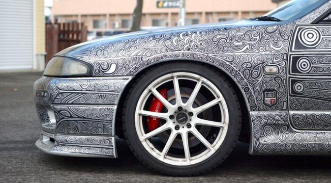 Simak hasil lukisan seorang seniman dengan menggunakan spidol permanen di mobil suaminya. Foto: Brightside.me