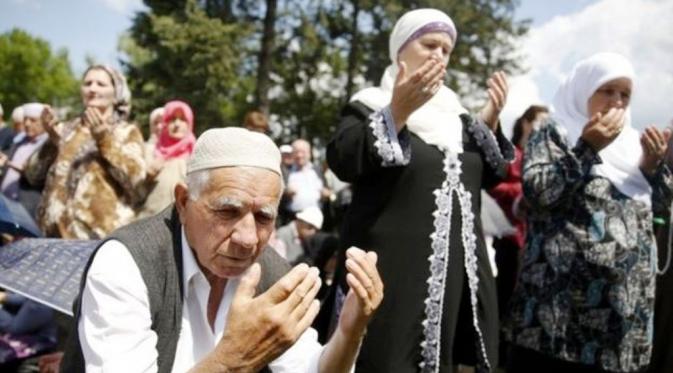 Ribuan orang menghadiri pembukaan kembali Masjid Ferhadija Bosnia (Reuters)
