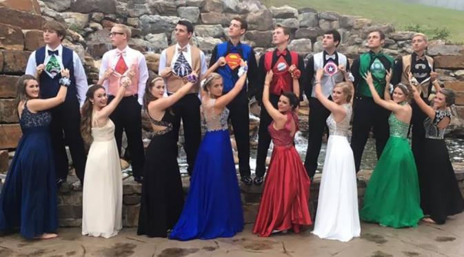 Acara promnight yang pakaiannya semi superhero. (via: Boredpanda.com)