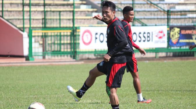 Pemain senior Persegres Gresik United, Agus Indra Kurniawan. (Bola.com/Fahrizal Arnas)