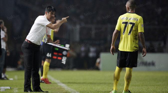 Nilmaizar memberikan arahan kepada Diego Santos saat melawan Persija Jakarta pada laga Torabika Soccer Championship 2016 di Stadion Utama Gelora Bung Karno, Jakarta, Minggu (8/5/2016). (Bola.com/Nicklas Hanoatubun)