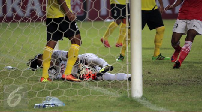 Kiper Semen Padang, Jandia Eka Putra memeluk bola ketika menghadapi Persija Jakarta