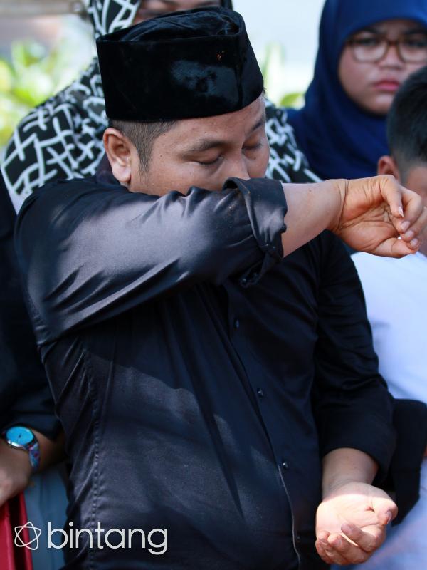 Komedian, presenter dan pemeran Narji tak kuasa menahan air mata. Beberapa kali ia mengusap air matanya. (Adrian Putra/Bintang.com)