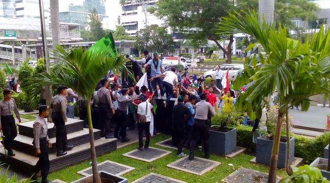 Massa HMI sempat memblokir jalan HR Rasuna Said depan KPK namun berhasil dihalau polisi (Liputan6.com/Putu)