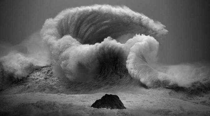 Ombak dahsyat setinggi lebih dari 150 meter lebih karya Luke Shadbolt. (Via: mymodernmet.com)