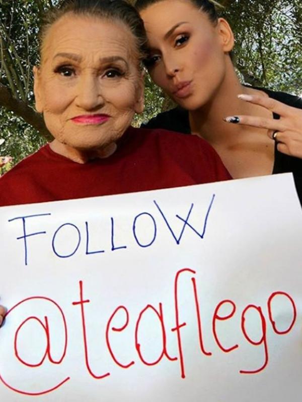 Livia dan cucunya tea Flego mempromosikan akun instagramnya. (via: Boredpanda.com)