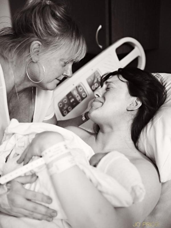 Kumpulan Foto Mengharukan Saat Ibu Membantu Putrinya Melahirkan. Sumber : mymodernmet.com