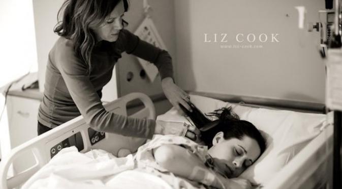 Kumpulan Foto Mengharukan Saat Ibu Membantu Putrinya Melahirkan. Sumber : mymodernmet.com