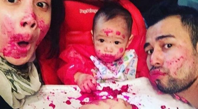 Raffi Ahmad dan Nagita Slavina serta Rafathar Malik Ahmad. (Instagram @nagitha_slavina)