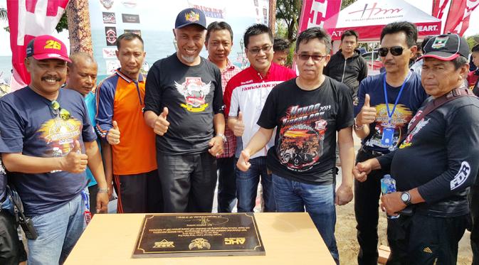 Ekspresi kebanggaan menjadi bagian dari komunitas motor sport premium Honda CBR dalam kegiatan Jambore Nasional di Padang.