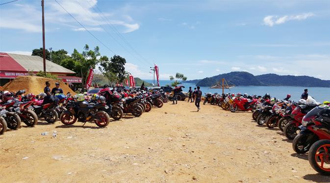 Ekspresi kebanggaan menjadi bagian dari komunitas motor sport premium Honda CBR dalam kegiatan Jambore Nasional di Padang.