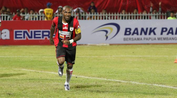 Boaz Solosa, belum juga mencetak gol bagi Persipura Jayapura. (Bola.com/Nicklas Hanoatubun)