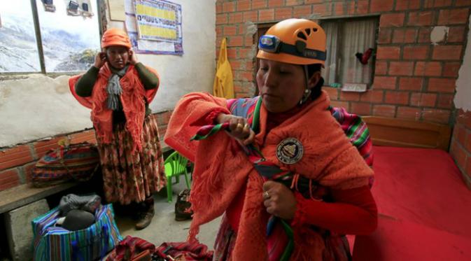Pakaian yang dikenakan oleh para perempuan dari suku Indian Aymara ini dikenal dengan cholitas pacenas.(Theguardian.com)