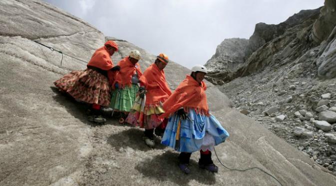 Pakaian ini dulunya dilambangkan sebagai milik dari kelompok masyarakat Bolivia kelas bawah atau yang tersisihkan. Tapi kini pakaian tersebut mencerminkan keyakinan dan kekuatan sebuah negara yang muncul dari kelas menengah.(Theguardian.com)