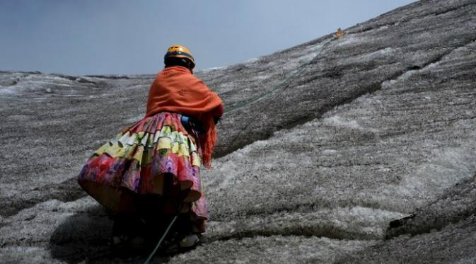 Wanita suku Aymara mendaki gunung Huayna Potosi di pinggiran La Paz, Bolivia. (Theguardian.com)