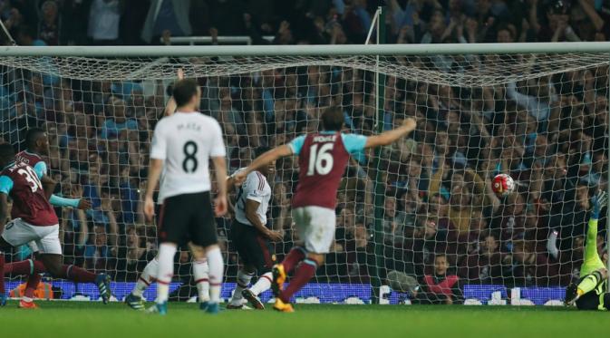 Pemain West Ham, Michail Antonio, mencetak gol ke gawang MU dalam laga Premier League di Boleyn Ground, Rabu (11/5/2016) dini hari WIB. (Reuters/Eddie Keogh)