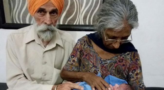 Daljinder Kaur, 72 tahun, melahirkan seorang bayi laki-laki yang sehat, melalui perawatan kesuburan di Klinik IVF, India.