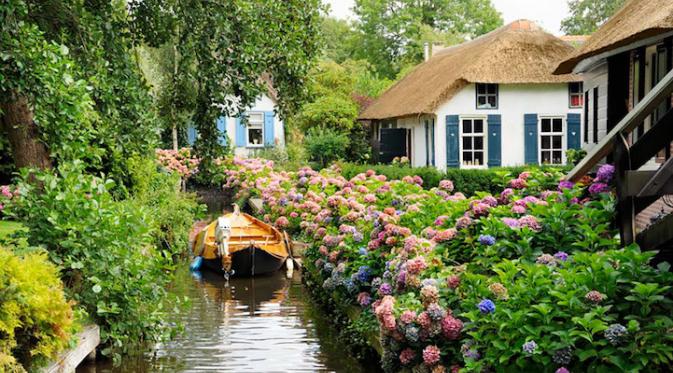 Desa Tanpa Jalan Raya Gunakan Kanal Sebagai Transportasi. Sumber : mymodernmet.com