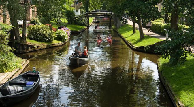 Desa Tanpa Jalan Raya Gunakan Kanal Sebagai Transportasi. Sumber : mymodernmet.com